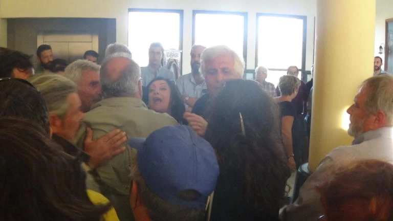 «Αυτοί είναι λαθρομετανάστες» – Χαμός στο Δημοτικό Συμβούλιo Χίου! Ο Βίτσας άναψε το «φυτίλι» (βίντεο)